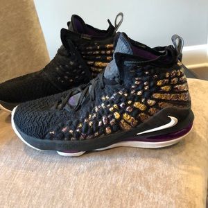 Lebron 17 basketball sneakers